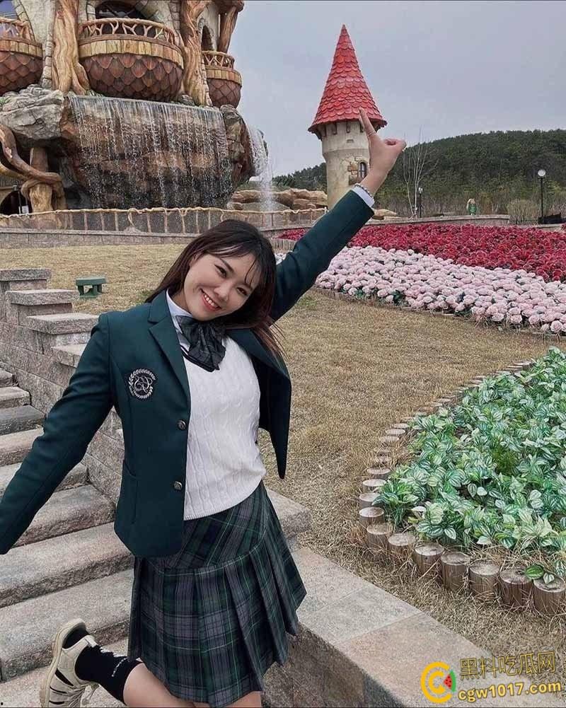 高颜值小护士【颜嘉柔】与男友性爱视频流出，口交深喉女上骑乘，无套后入猛操肥臀摇曳如浪，反差诱惑爆棚！-1