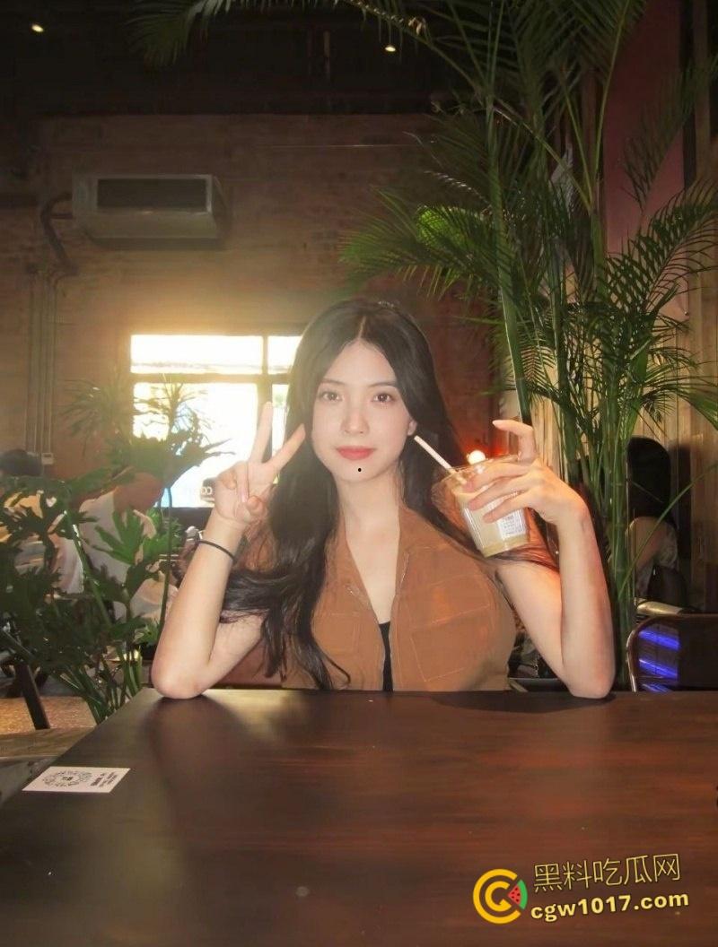 广西南宁反差婊【吴洛丹】,和男友鸳鸯浴自拍流出,饥渴小母狗跪地深喉口交,一线天超粉小穴被操到白浆流出 !-3