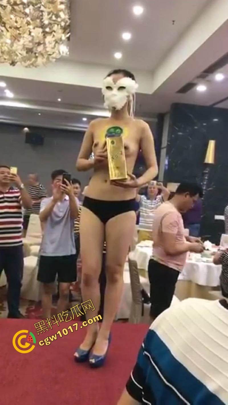 奇葩猎奇合集：街头激情表演，公共场合的裸艳乱操，惊悚刺激，让你目瞪口呆！热门吃瓜事件全曝光-1