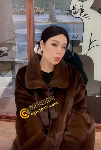 性感美嫂台球厅玩露出!球杆猛插淫穴浪叫声贯彻云霄!极品美乳翘臀被肆意蹂躏,淫荡浪叫响遍包间!-3