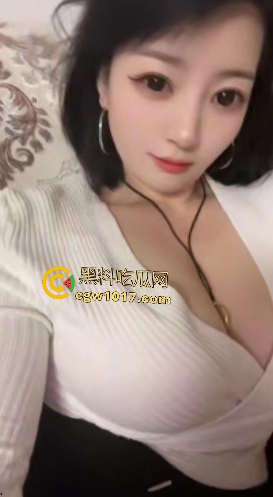 快手【小晴天】掰穴自慰，透明肉丝脱下猛插嫩逼，长美甲抠B不嫌痛，差点抠破阴道，这E罩奶够金主喝一年了！-3