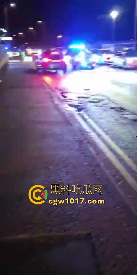 英国一火车发生持刀行凶事件！有多人被送往医院治疗，已有两人被警方逮捕，现场围满了警察像拍电影一样！-1