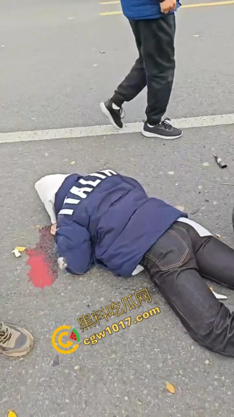 广西南宁车祸现场：鬼火少年私自改装9号电动车，速度太快操作不当直撞大货车，血溅当场！-6