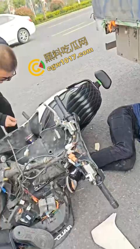 广西南宁车祸现场:鬼火少年私自改装9号电动车,速度太快操作不当直撞大货车,血溅当场!-5