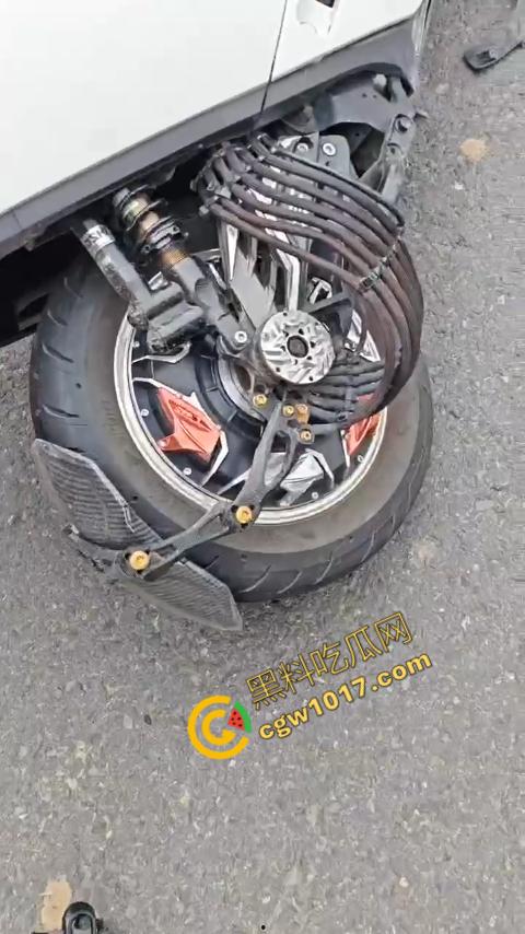 广西南宁车祸现场:鬼火少年私自改装9号电动车,速度太快操作不当直撞大货车,血溅当场!-8