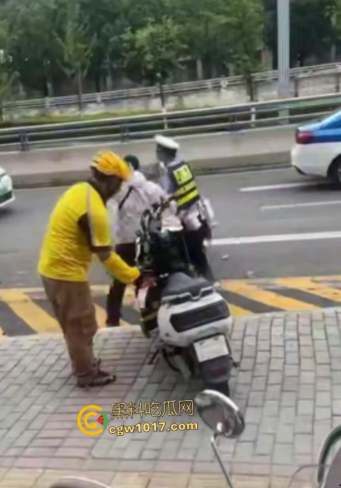 贵阳医院门口外卖小哥抢单血战,互殴拳脚头盔砸成稀碎,交警一人拦不住还得叫援兵,本是同根生相煎何太急呢!-1