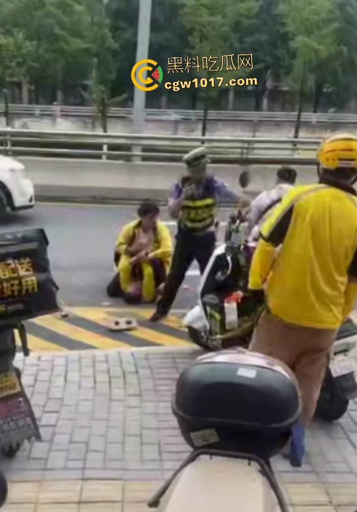贵阳医院门口外卖小哥抢单血战,互殴拳脚头盔砸成稀碎,交警一人拦不住还得叫援兵,本是同根生相煎何太急呢!-5