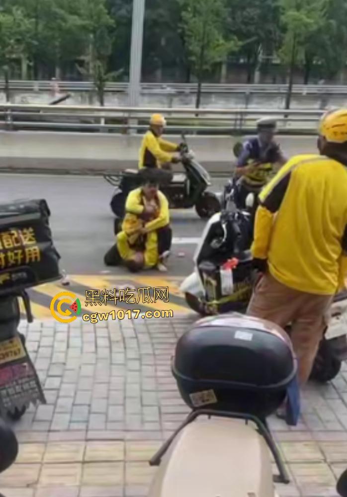 贵阳医院门口外卖小哥抢单血战,互殴拳脚头盔砸成稀碎,交警一人拦不住还得叫援兵,本是同根生相煎何太急呢!-6