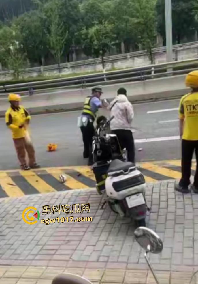 贵阳医院门口外卖小哥抢单血战,互殴拳脚头盔砸成稀碎,交警一人拦不住还得叫援兵,本是同根生相煎何太急呢!-8