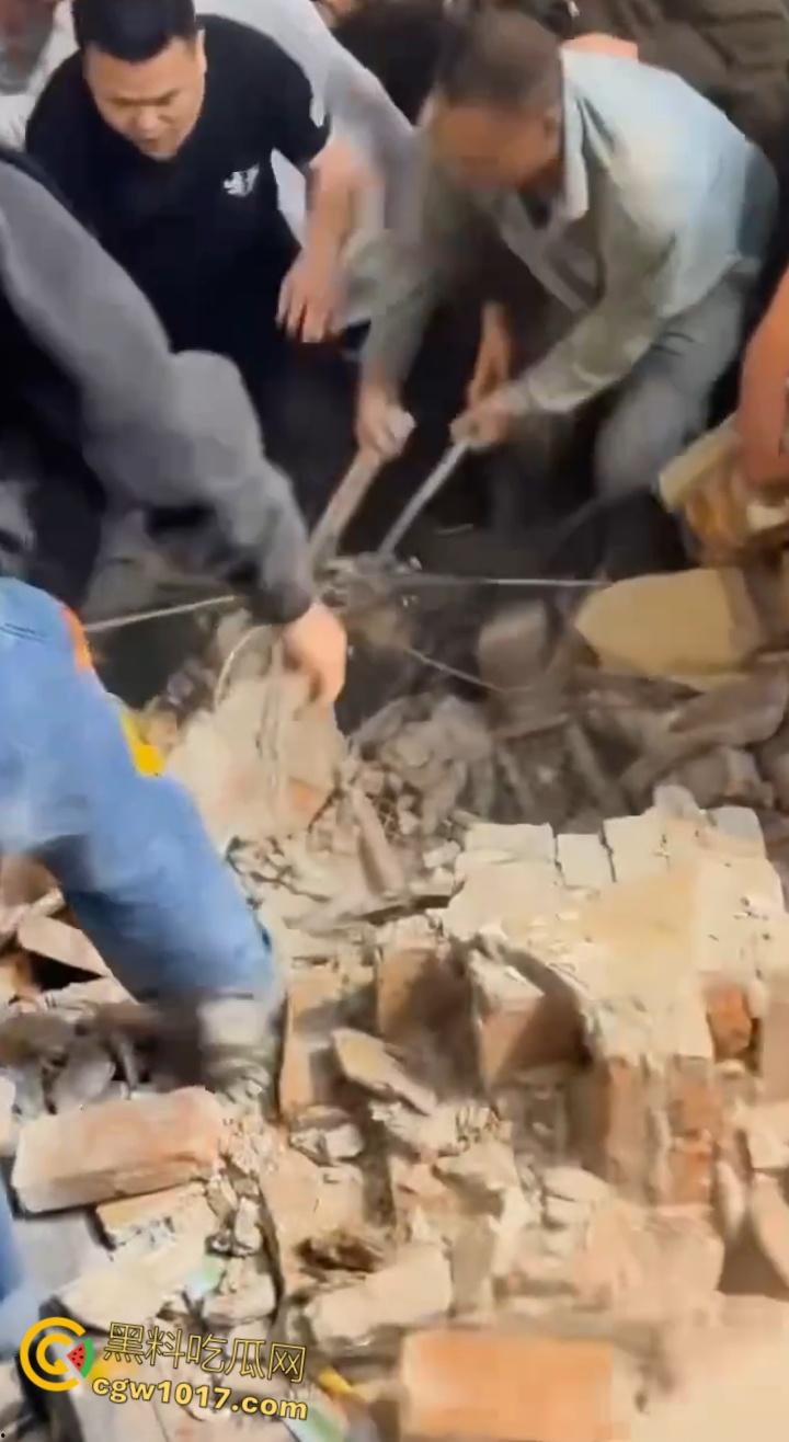 长沙潮宗街一家店面白天热火朝天装修,晚上却突然墙体崩塌,巨石压倒路过行人,路人纷纷挖土救人!-3
