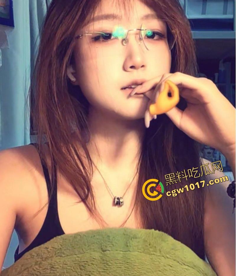 浙江大学极品高颜值学妹【刘颖】清纯可爱,醉酒后眼神迷离被同学带到酒店脱光衣服狂干,粉嫩骚逼被捅得汁水四溅!-5