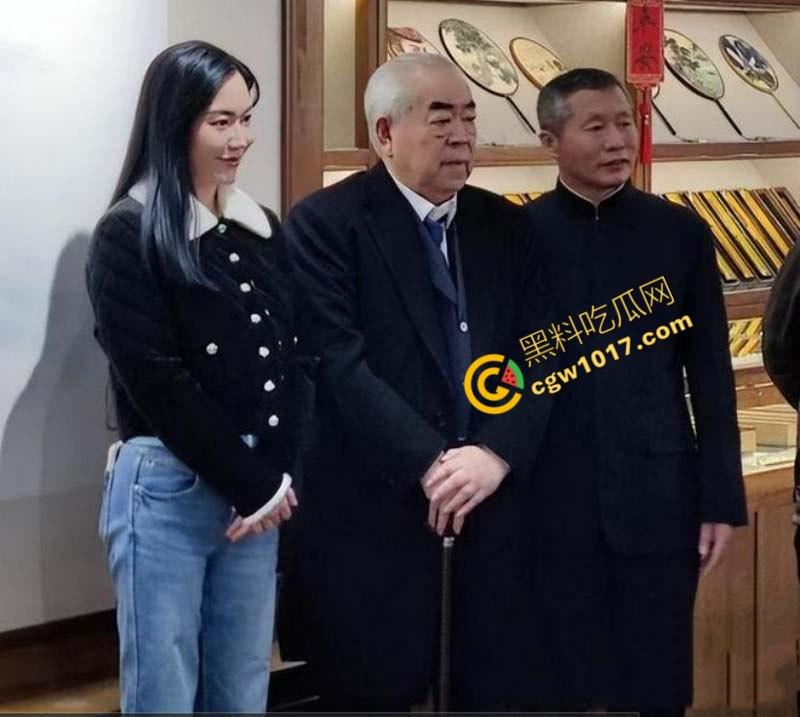 87岁书法大师【范曾】惊爆婚内出轨丑闻:最强心机婊【徐萌】一夜洗劫数十亿财产,黑历史被扒出轨视频全网疯传!-3