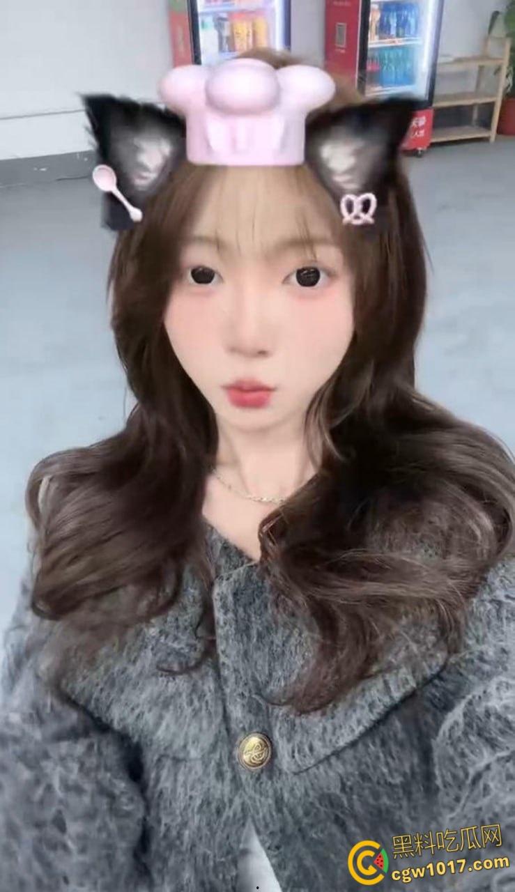 天津精神小妹【李美娜】被金主调教,表面看起来像个邻家小妹妹,私底下狗链牵引口交深喉,反差母狗骚气爆棚!-3