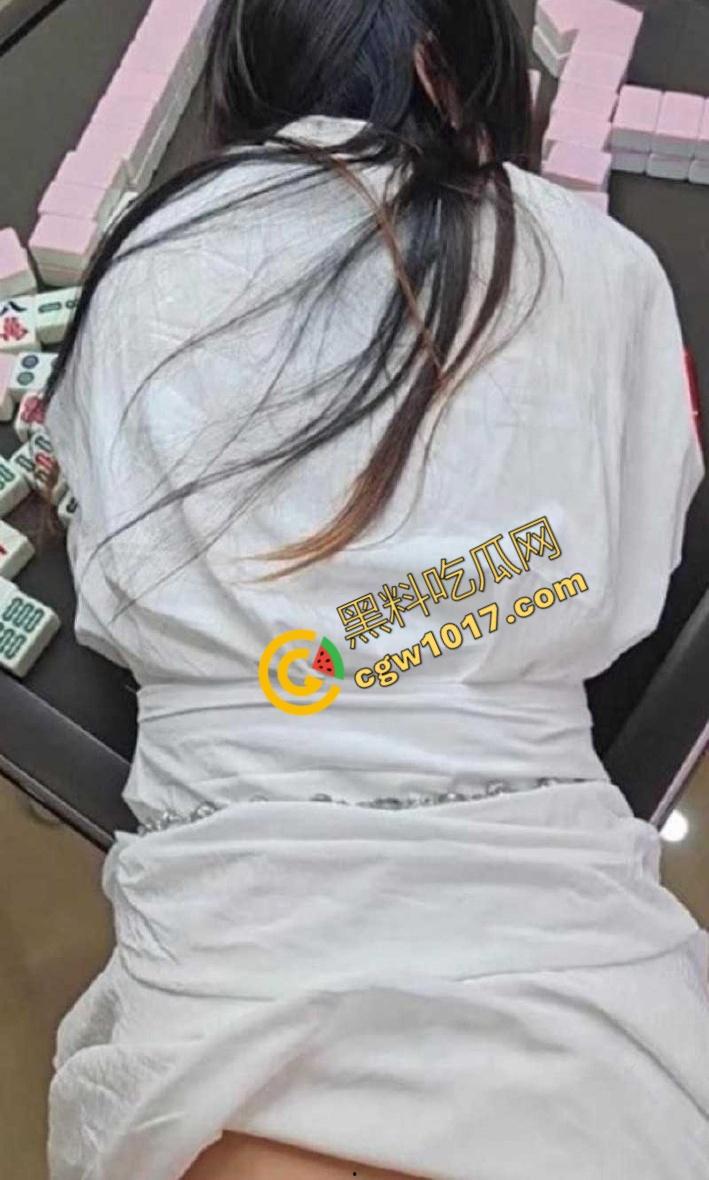 乱伦大神与嫂子棋牌室激情交欢:隔壁打麻将,小叔子急切进攻,生猛操逼播种!-6