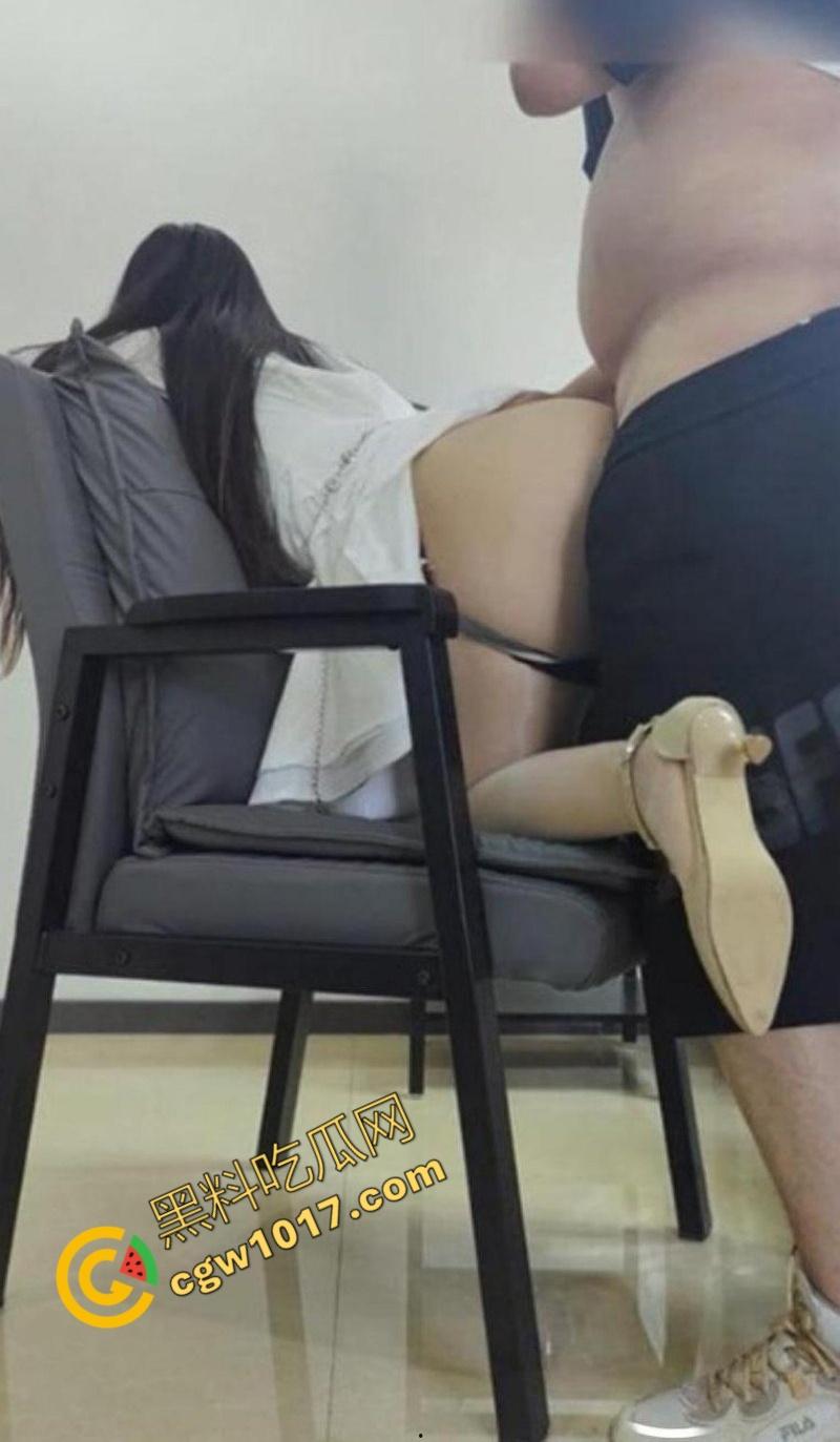 乱伦大神与嫂子棋牌室激情交欢:隔壁打麻将,小叔子急切进攻,生猛操逼播种!-7