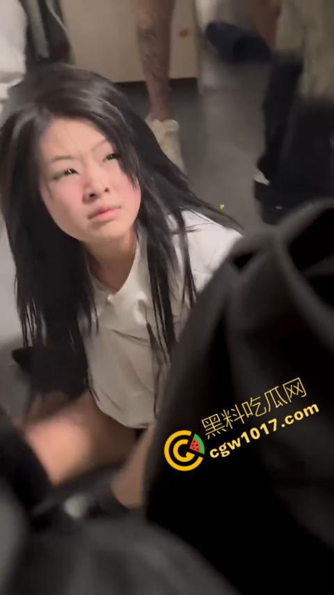 精神小妹狂霸凌视频疯传!暴力扒衣雪白奶子尽显,以多欺少,暴力画面震撼网络,引发热议。-9