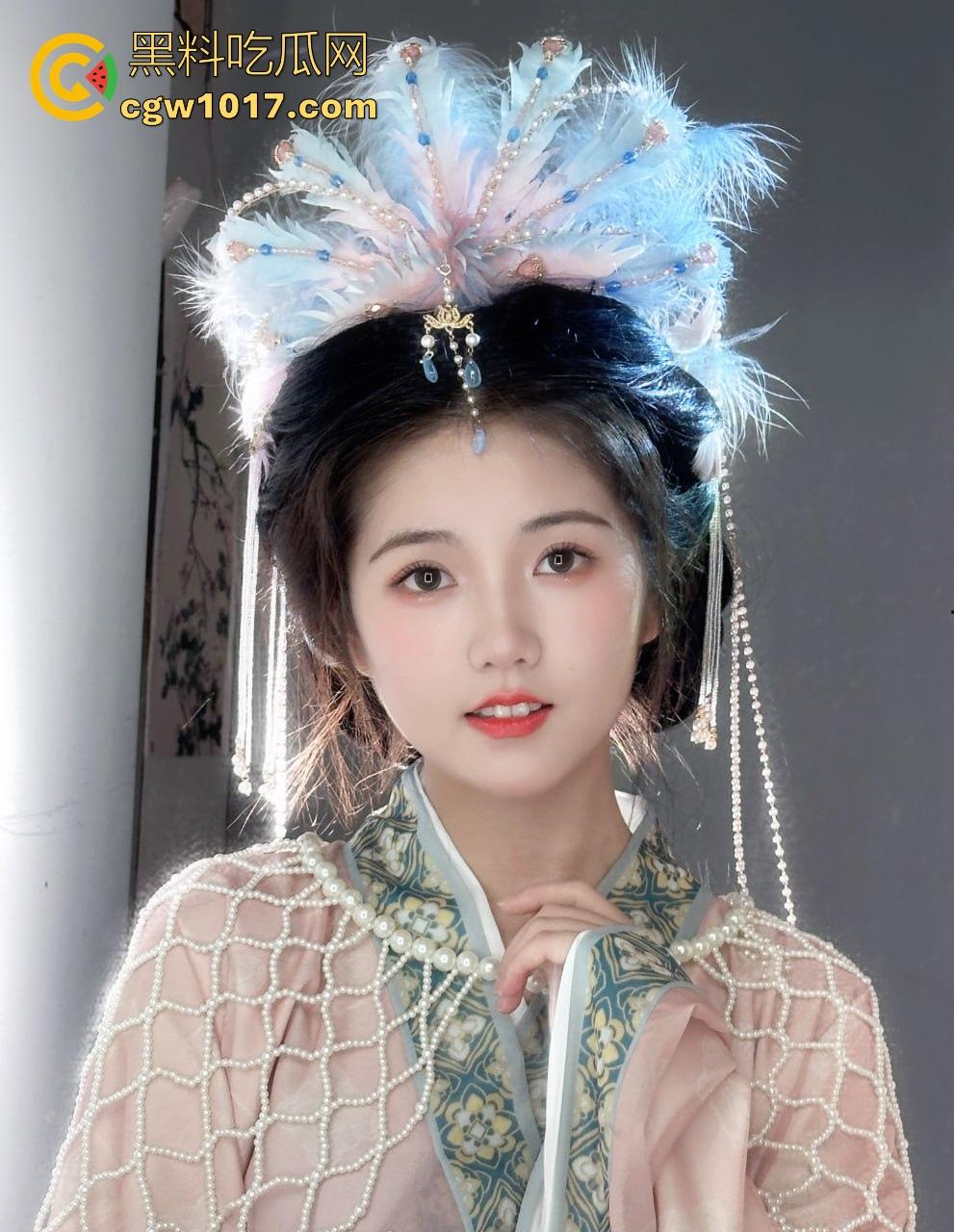 石家庄一中情侣午休期间天台做爱，边亲边身上骑，一步步压榨着瘦弱的鸡巴，狠狠的吞噬着，羡慕年轻人 ！-2