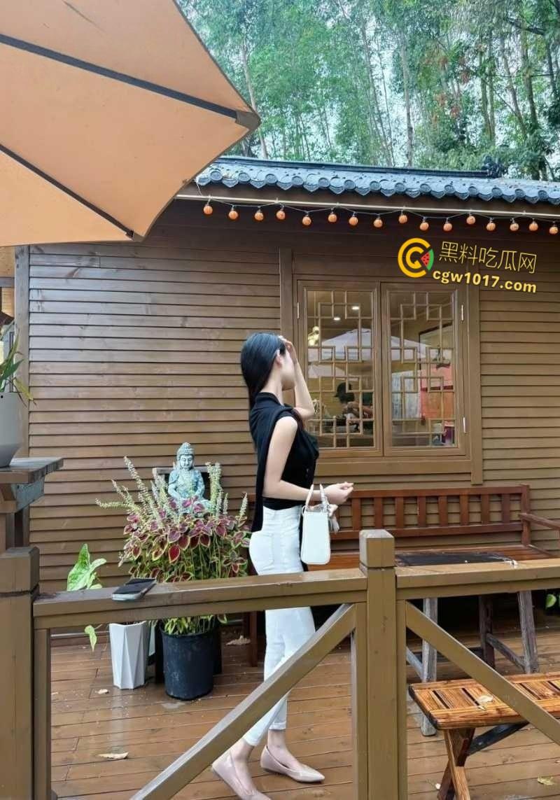 北京人妻【张霓裳】被金主调教爆操，美乳晃荡如水波荡漾，深喉口交骑乘后入，任金主肆意玩弄！-4