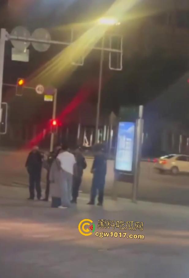 达州街头“刀皇”用菜刀袭警，小冲突变警匪大戏，警车撞击刀皇还能立马站起来，女友抱腿才能制服，太牛逼了！-2