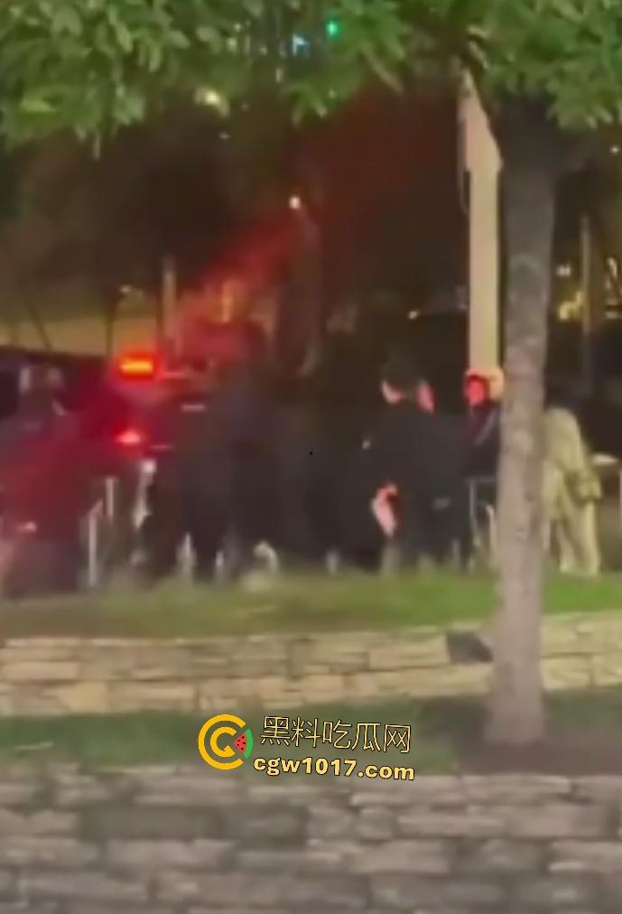 达州街头“刀皇”用菜刀袭警，小冲突变警匪大戏，警车撞击刀皇还能立马站起来，女友抱腿才能制服，太牛逼了！-7