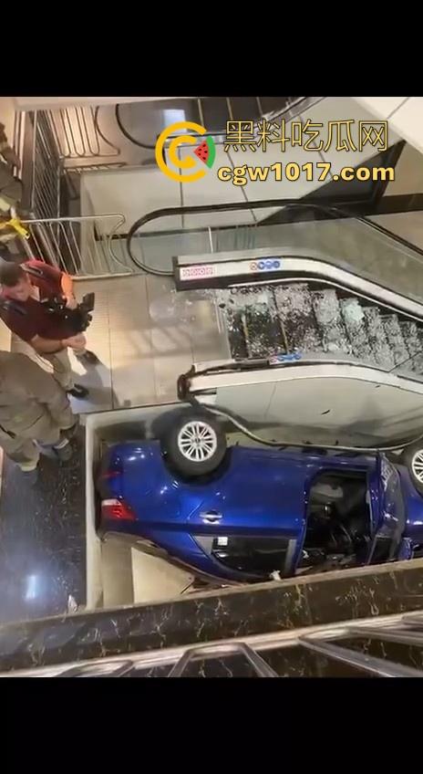 不是我一开始真以为在拍电影呢！女司机驾驶车辆失控冲入商场，撞到自动扶梯后停下，堪称恐怖大片！-3