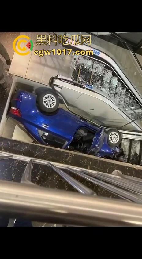 不是我一开始真以为在拍电影呢！女司机驾驶车辆失控冲入商场，撞到自动扶梯后停下，堪称恐怖大片！-4