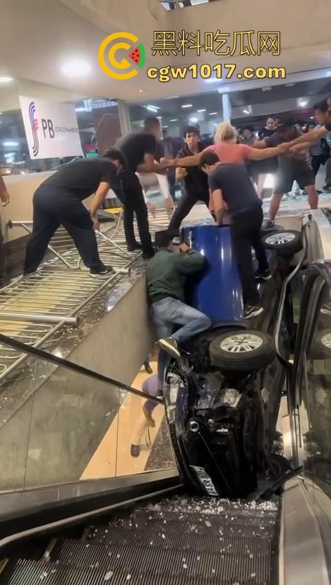 不是我一开始真以为在拍电影呢！女司机驾驶车辆失控冲入商场，撞到自动扶梯后停下，堪称恐怖大片！-8