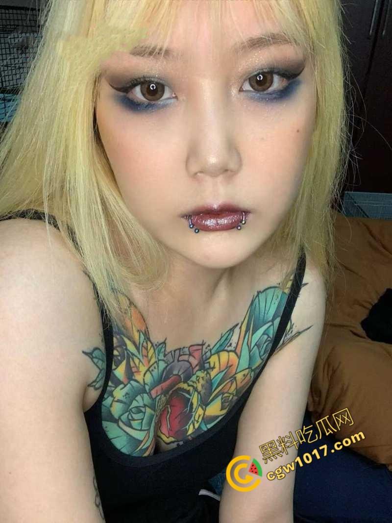 性感新疆纹身美女身体抵债:骚穴淫水横流,极品大奶,粉嫩骚穴被暴插,纹身师疯狂赚取纹身费!-1