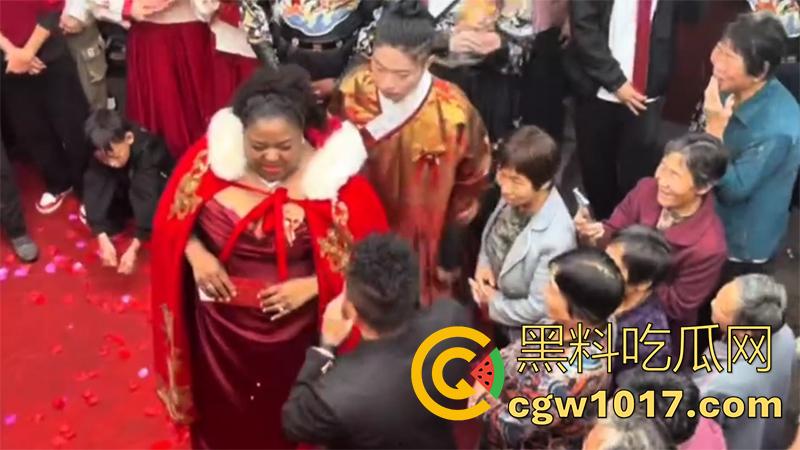 有钱就是豪横啊！山东小伙娶美国黑新娘，嫁妆1000万美金和多处房产，新娘好像不喜欢这门婚事，一直黑着脸呢！-6