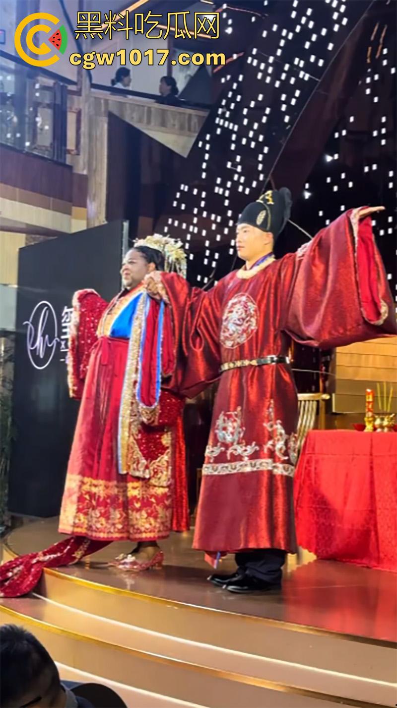 有钱就是豪横啊！山东小伙娶美国黑新娘，嫁妆1000万美金和多处房产，新娘好像不喜欢这门婚事，一直黑着脸呢！-8