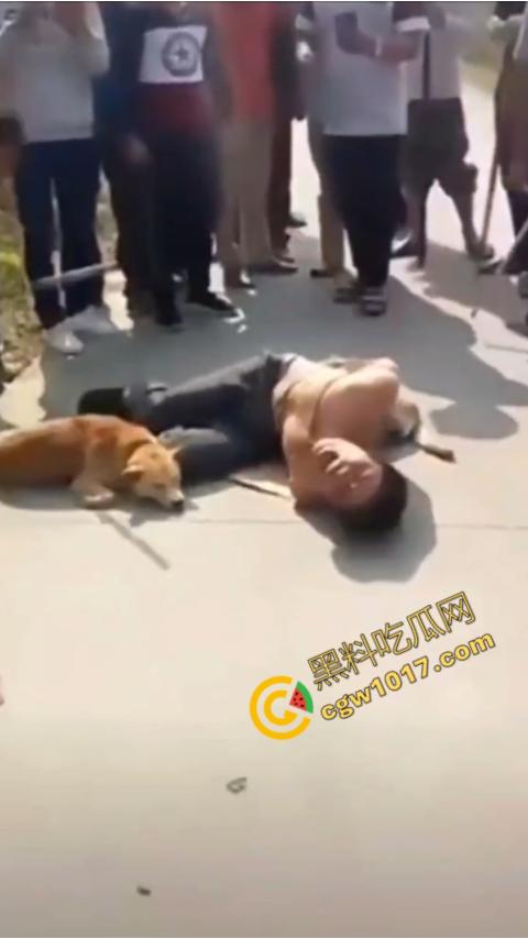 广西村民抓住偷狗贼,脱光殴打,场面血腥凶残,围观村民挥棒狂殴,男子惨嚎不断,村民誓要为爱犬复仇!-6