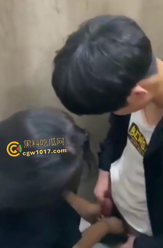 小情侣随时随地厕所开战,男子脱衣狂吸奶子,女生弯腰深喉鸡巴,偷拍兄弟差点被发现还想加入三P!-1