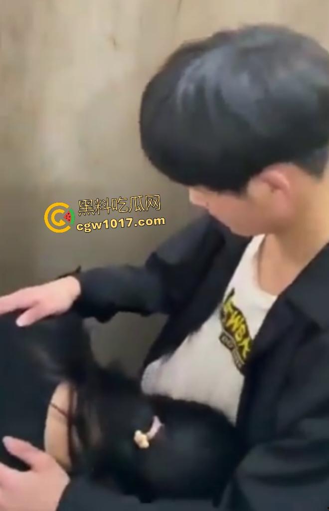 小情侣随时随地厕所开战,男子脱衣狂吸奶子,女生弯腰深喉鸡巴,偷拍兄弟差点被发现还想加入三P!-3