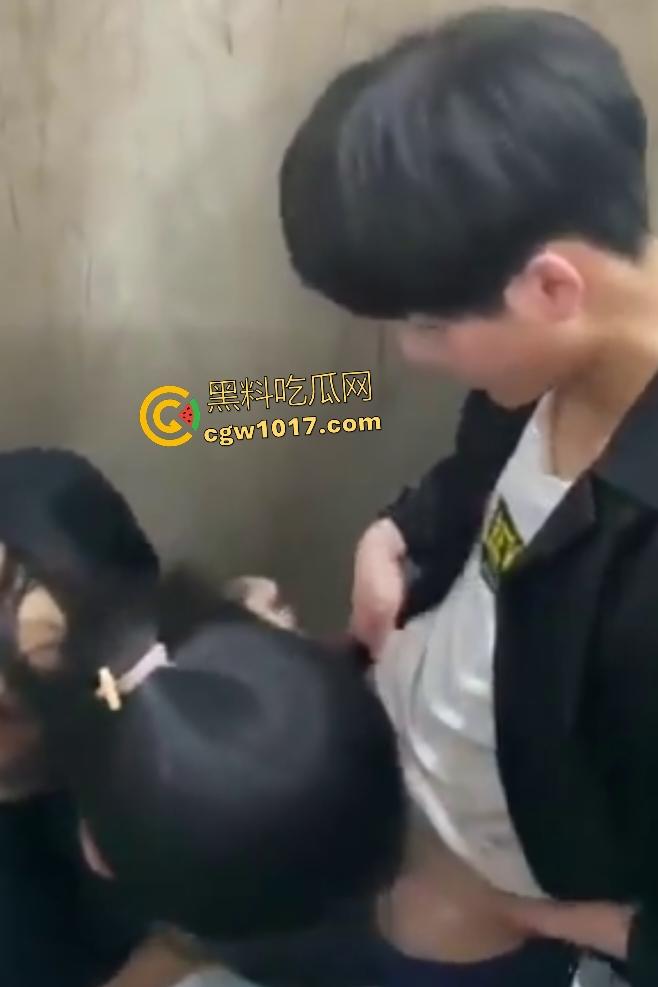 小情侣随时随地厕所开战,男子脱衣狂吸奶子,女生弯腰深喉鸡巴,偷拍兄弟差点被发现还想加入三P!-7