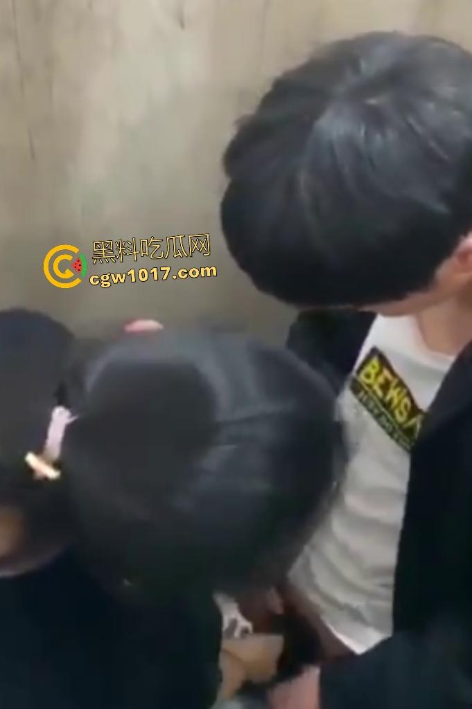 小情侣随时随地厕所开战,男子脱衣狂吸奶子,女生弯腰深喉鸡巴,偷拍兄弟差点被发现还想加入三P!-8