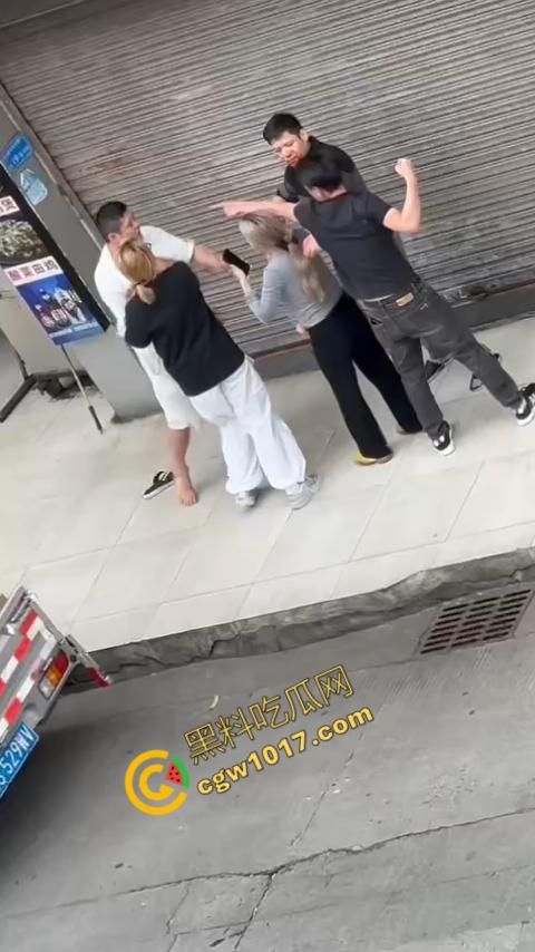 血腥街角斗殴!刀光剑影,鲜血四溅,年轻小伙惨遭横死,愤怒女子撕心裂肺呼救!-1