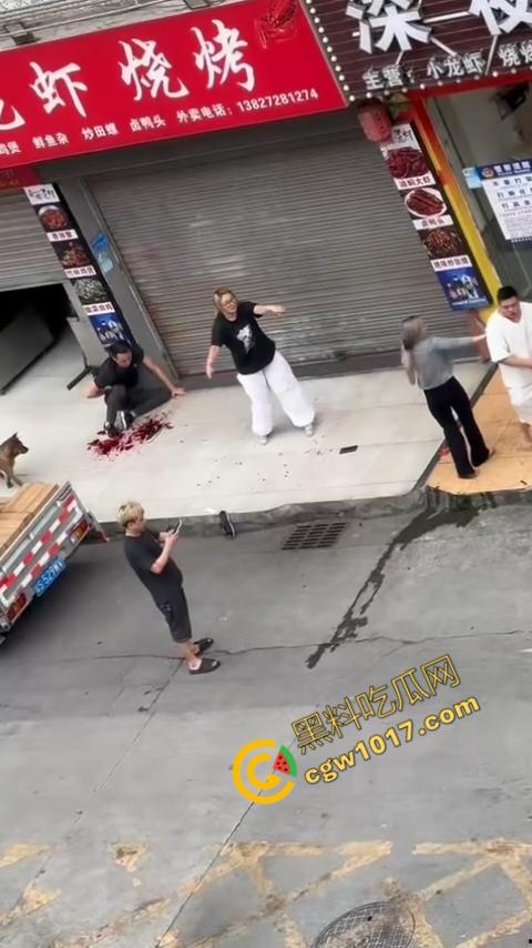 血腥街角斗殴!刀光剑影,鲜血四溅,年轻小伙惨遭横死,愤怒女子撕心裂肺呼救!-10