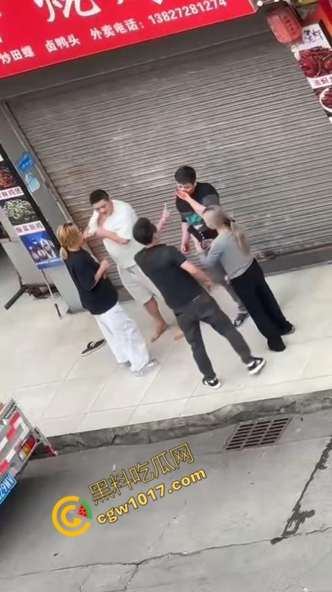 血腥街角斗殴!刀光剑影,鲜血四溅,年轻小伙惨遭横死,愤怒女子撕心裂肺呼救!-3