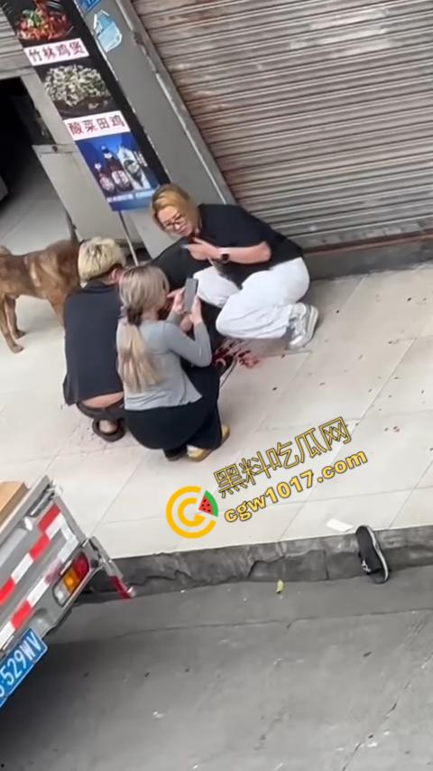 血腥街角斗殴!刀光剑影,鲜血四溅,年轻小伙惨遭横死,愤怒女子撕心裂肺呼救!-11