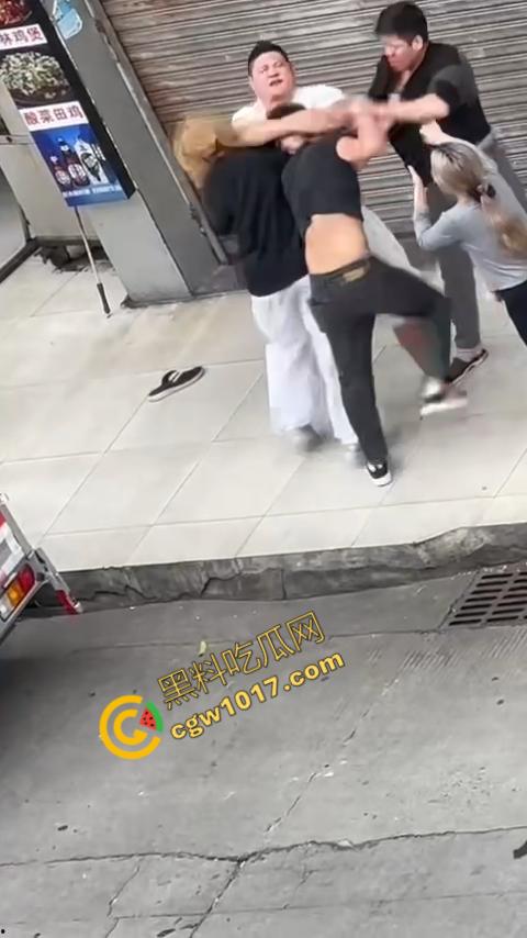 血腥街角斗殴!刀光剑影,鲜血四溅,年轻小伙惨遭横死,愤怒女子撕心裂肺呼救!-5