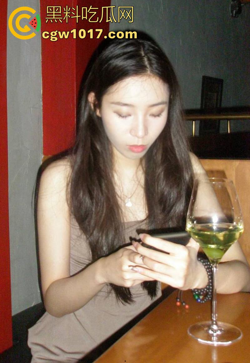 西安西京学院，建筑系系花【王曦雅】，背着爸妈和男友校外合租，结果两人闹分手，性爱视频生活照被曝光，69吃鸡场面超淫荡！-1