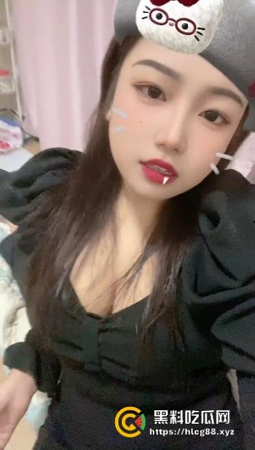 网友60块买快手小网红【茉姑娘】不雅视频被坑惨,摸奶视频一堆连逼都没见着,这婊子曝光活该!-6