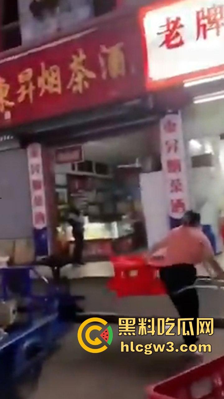 前有公务车街头撞飞摩托男 后有半夜突袭查抄商户 广东潮汕这是在年底冲业绩吗?-6