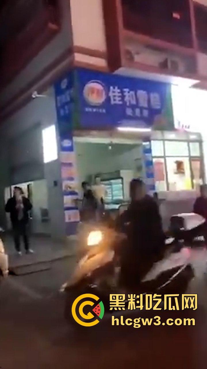 前有公务车街头撞飞摩托男 后有半夜突袭查抄商户 广东潮汕这是在年底冲业绩吗?-7