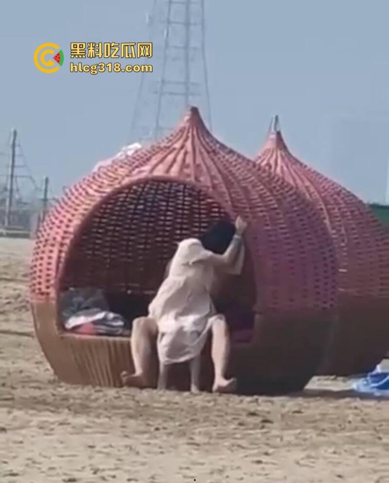 三亚沙滩情侣户外当众野战，精虫上脑被偷拍视若无睹继续干，吹着海风操着自己心爱的女人！-4