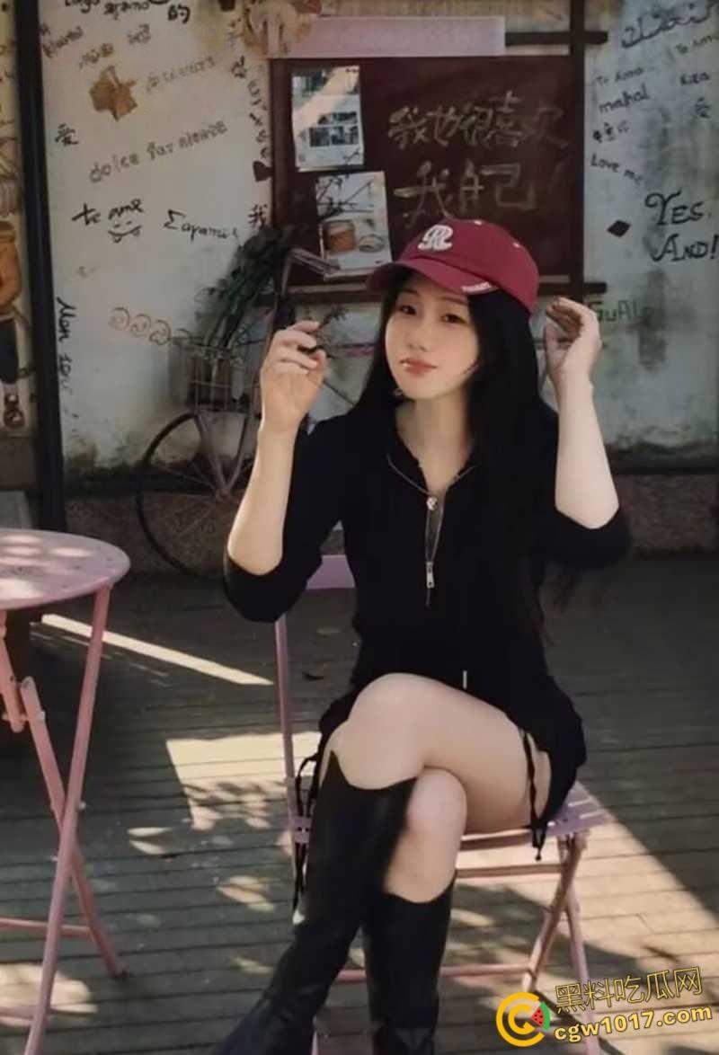 上海大奶甜妹【马雪莹】清纯少女初尝禁果,拍露脸裸片撩拨求操,玩骑乘后入被指奸撩阴,挨操还会吸吮手指!-1