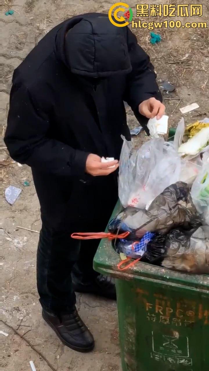 江西南昌变态男子于垃圾桶翻找女人带血卫生巾 并放到鼻尖嗅闻狂舔 重口程度令人反胃-1