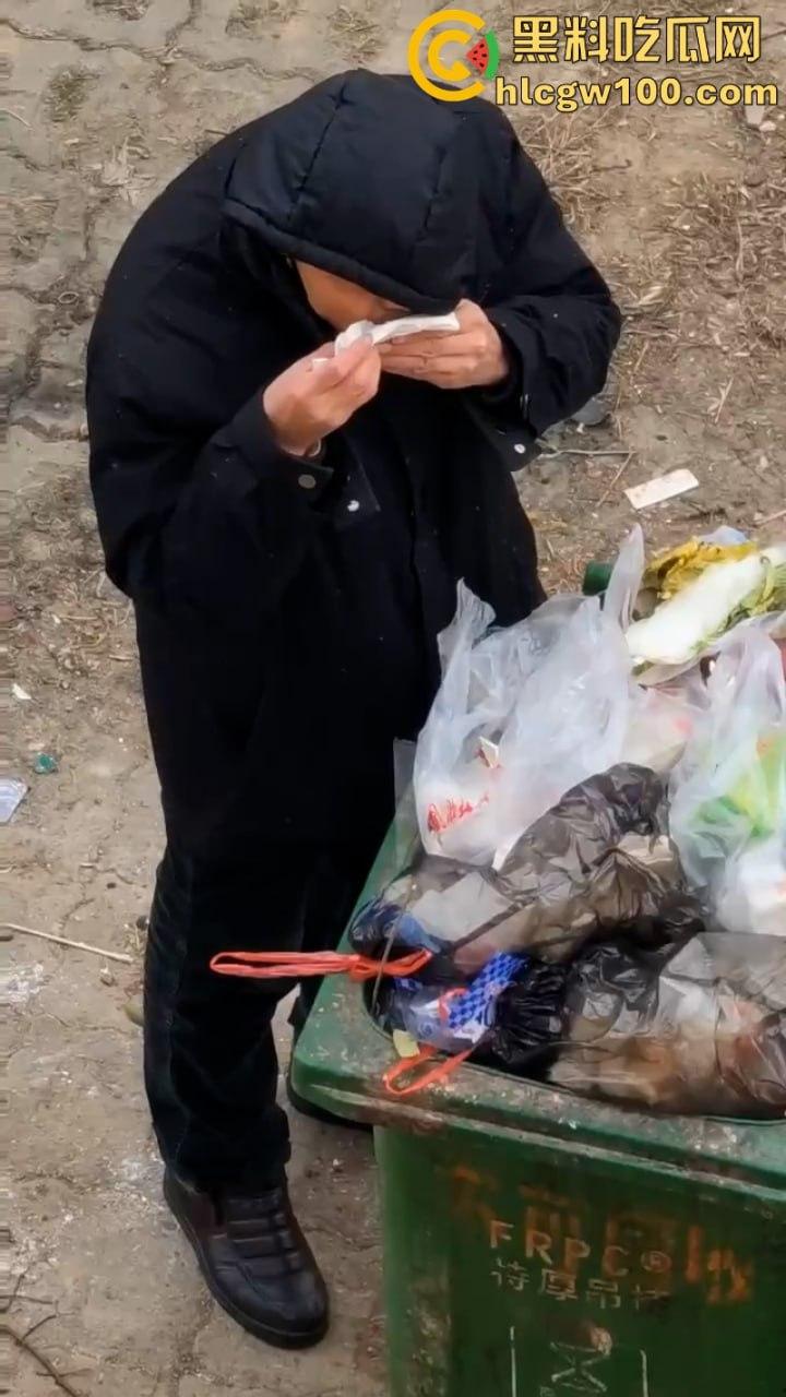 江西南昌变态男子于垃圾桶翻找女人带血卫生巾 并放到鼻尖嗅闻狂舔 重口程度令人反胃-6