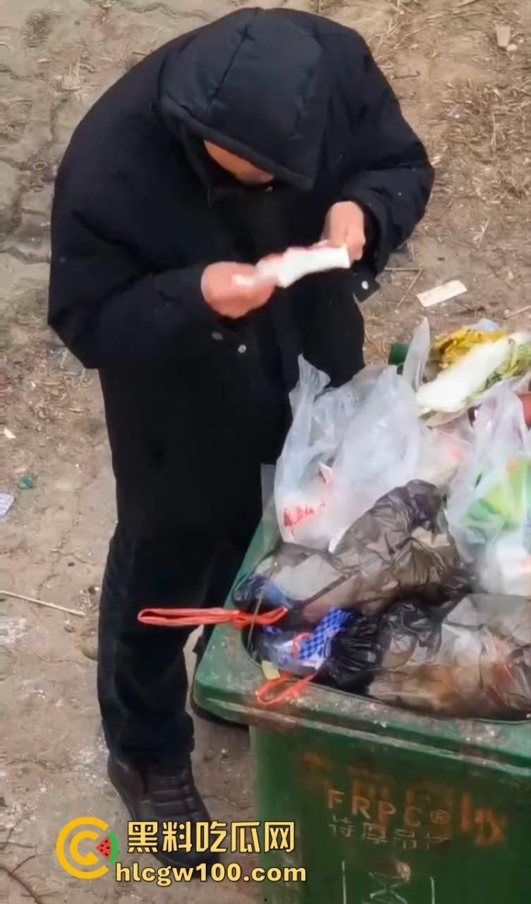 江西南昌变态男子于垃圾桶翻找女人带血卫生巾 并放到鼻尖嗅闻狂舔 重口程度令人反胃-7