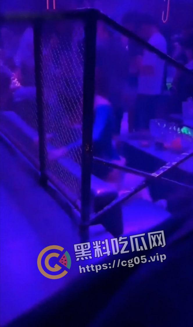 成都PH酒吧大瓜！陌生男女蹦迪式操逼 跟着音乐节奏来 旁边还在狠狠的抠-5